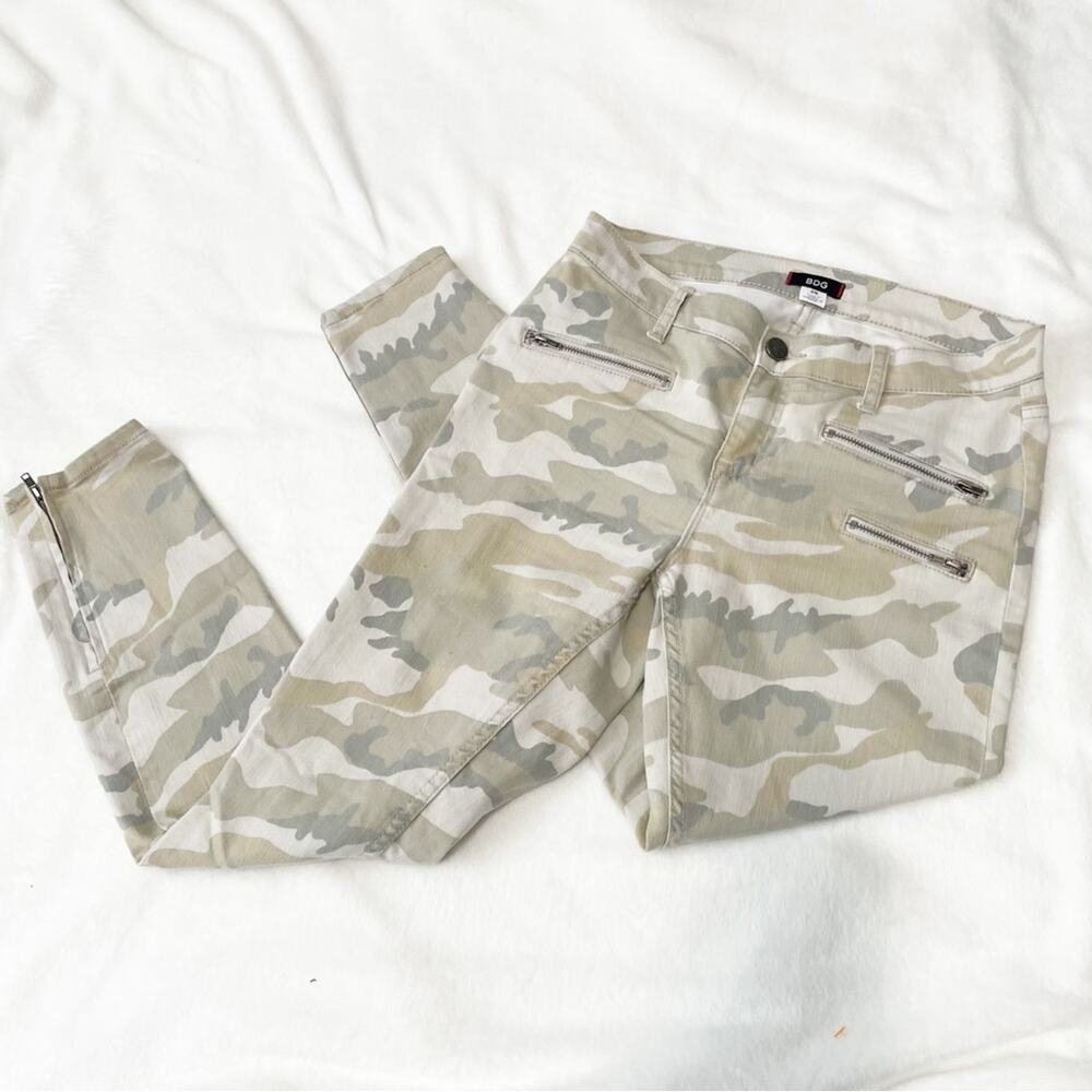 BDG Camo straight leg jeans light green camouflage size 29 urban outfitters